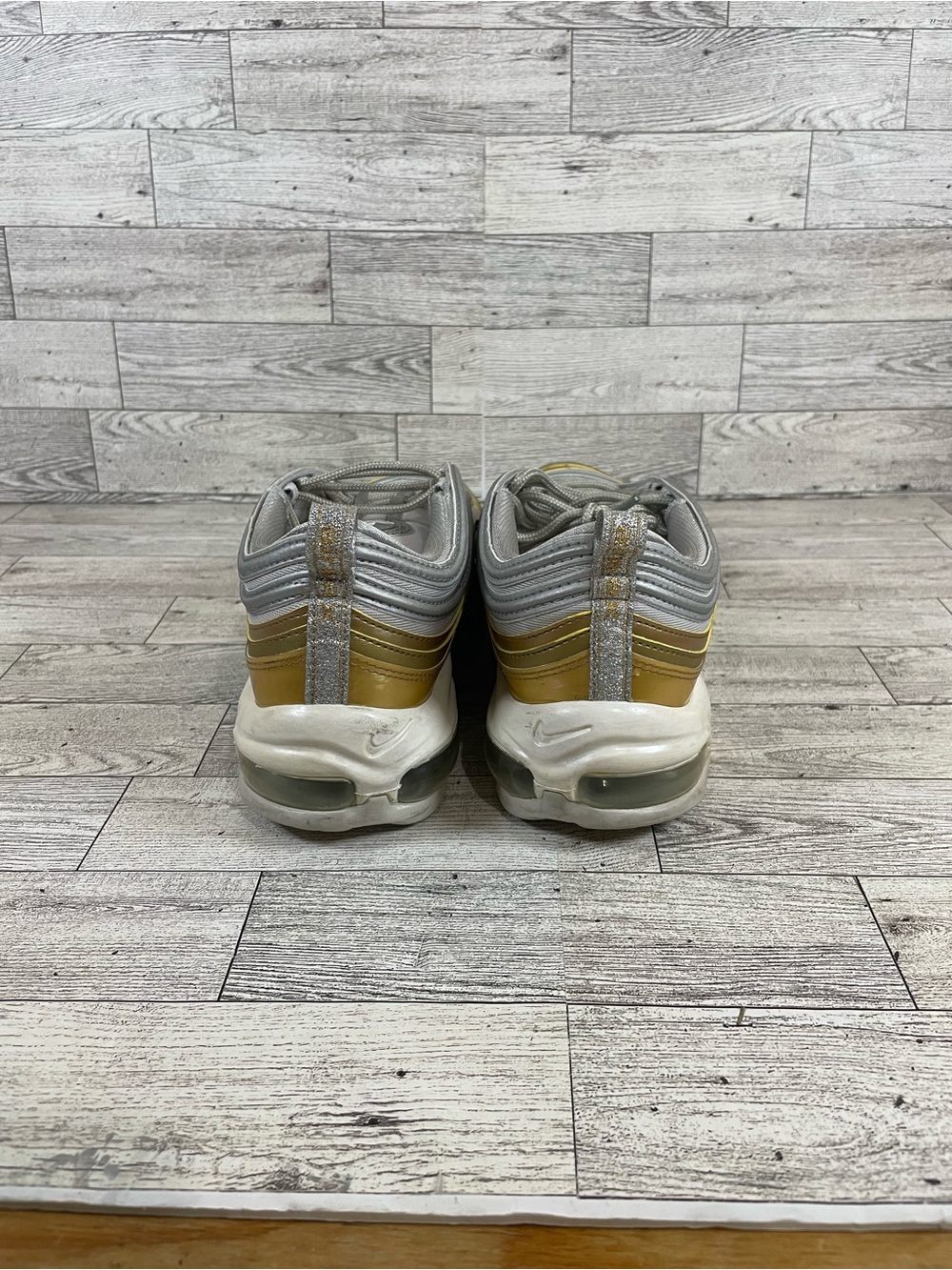 Nike AQ4137 001 Air Max 97
Metallic Silver Gold White size 9 - Picture 5 of 7